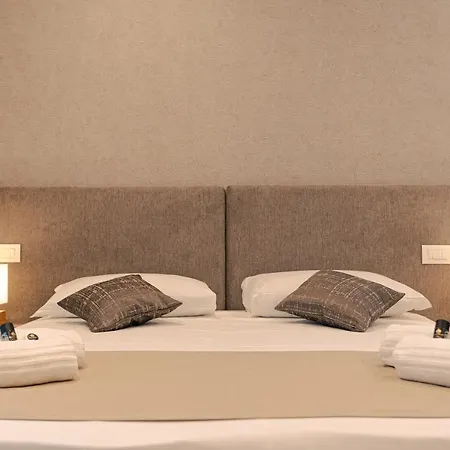 Palazzo Borgo Trento - Royal Welcome 게스트하우스 *