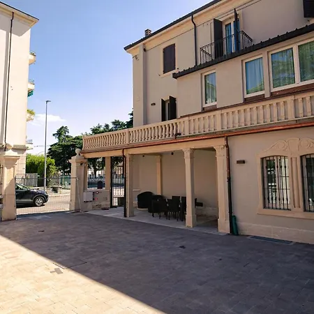 Palazzo Borgo Trento - Royal Welcome Pensión 3*