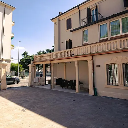 Palazzo Borgo Trento - Royal Welcome 게스트하우스 *