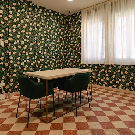 Palazzo Borgo Trento - Royal Welcome 게스트하우스 *